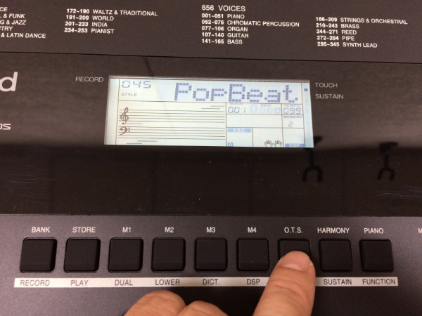 O.T.S là viết tắt của One Touch Setting có nghĩa là 1 giai điệu của đàn đã được chọn sẵn 1 âm sắc sẵn.